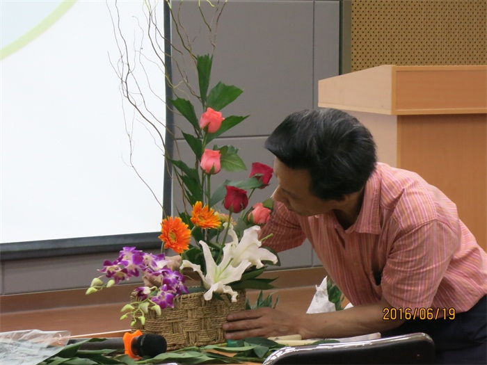 插花公益课堂 ――记市园林科研所市民园林学校2016年第2期活动