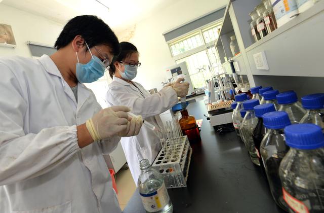 “土壤医生”酷暑下工作！高温武汉土壤检测颠覆传统绿化理念