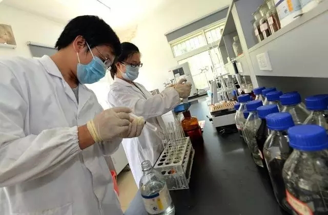 车轮上的土壤检测实验室