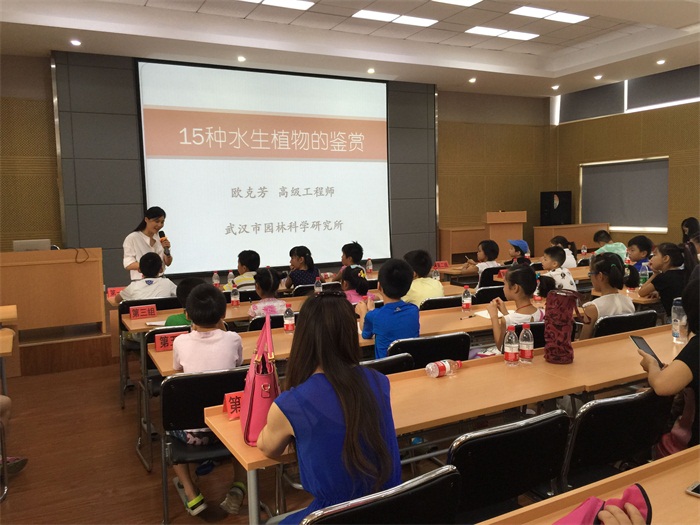 品鉴水生植物 ――记市园林科研所市民园林学校2016年第3期活动