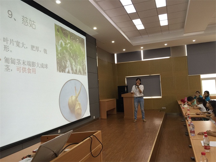 品鉴水生植物 ――记市园林科研所市民园林学校2016年第3期活动