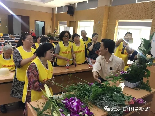 赏新优花卉，学艺术插花 ――记市园林科研院2017年科技活动周 市民园林学校第3期活动