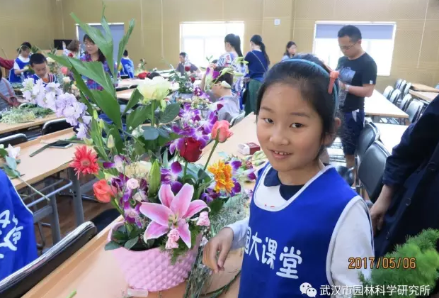 “漫步芬芳，感受插花艺术”记公园大课堂活动