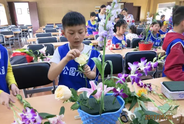 “漫步芬芳，感受插花艺术”记公园大课堂活动