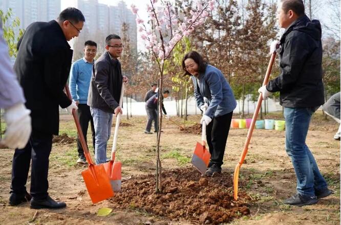 省住建厅领导参加植树活动并调研绿色驿站