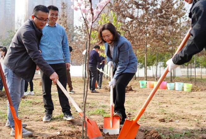 省住建厅领导参加植树活动并调研绿色驿站