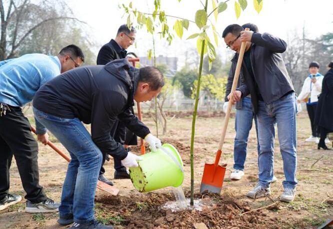 省住建厅领导参加植树活动并调研绿色驿站