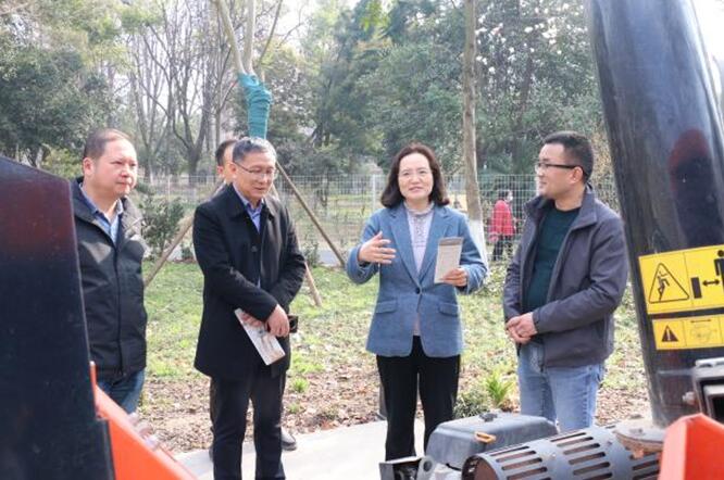 省住建厅领导参加植树活动并调研绿色驿站
